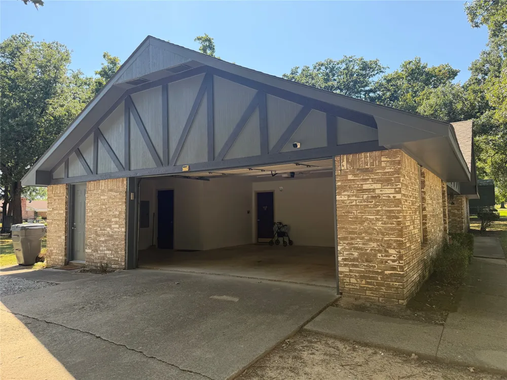 8 Town and Country Circle Ardmore, OK 73401