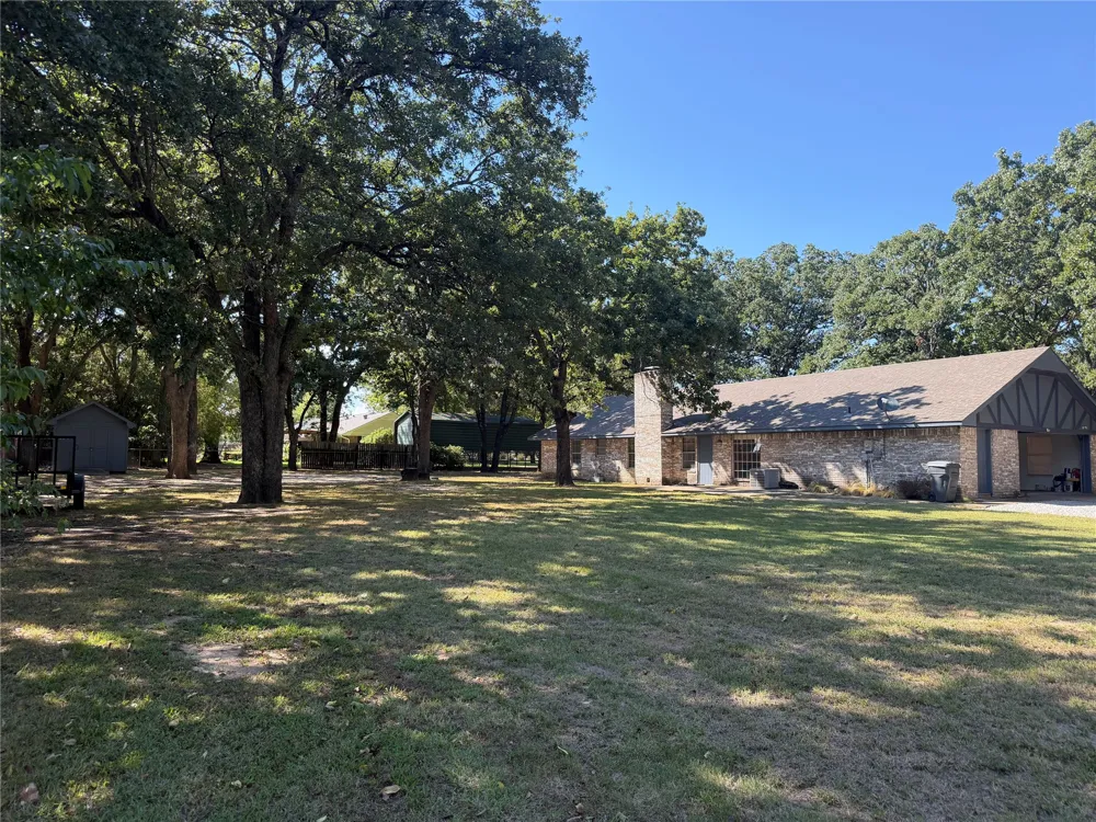8 Town and Country Circle Ardmore, OK 73401