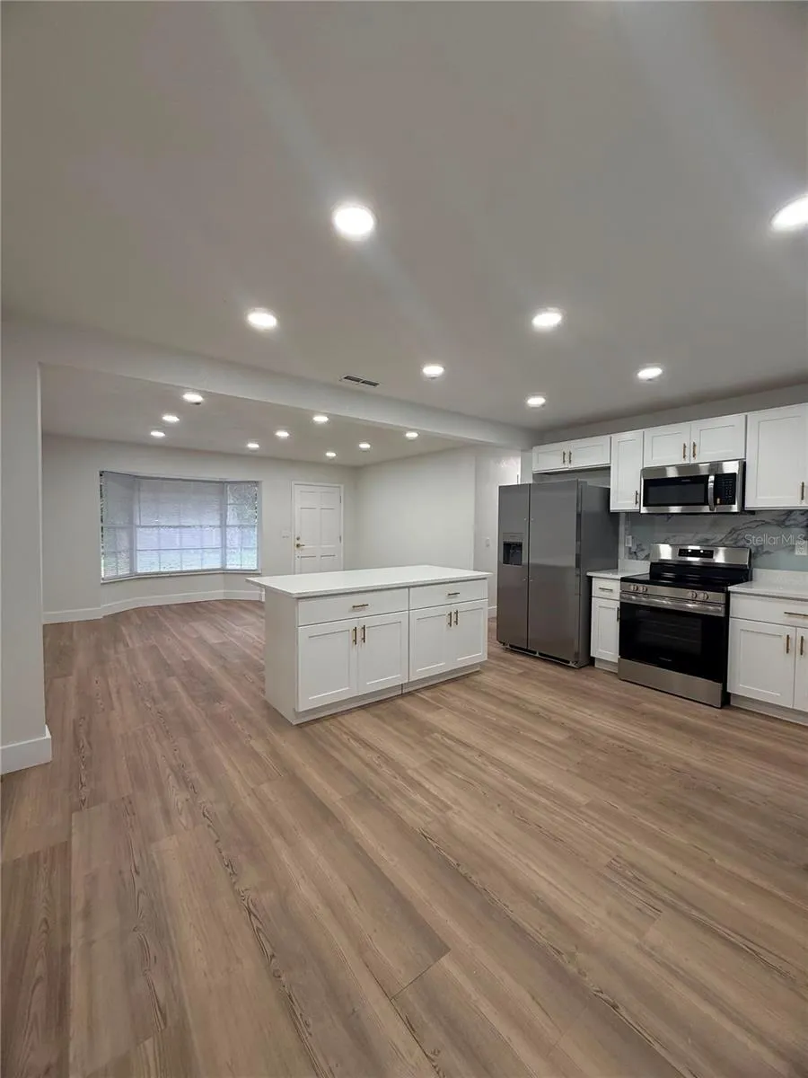 6810 OAKDALE DRIVE Tampa, FL 33610