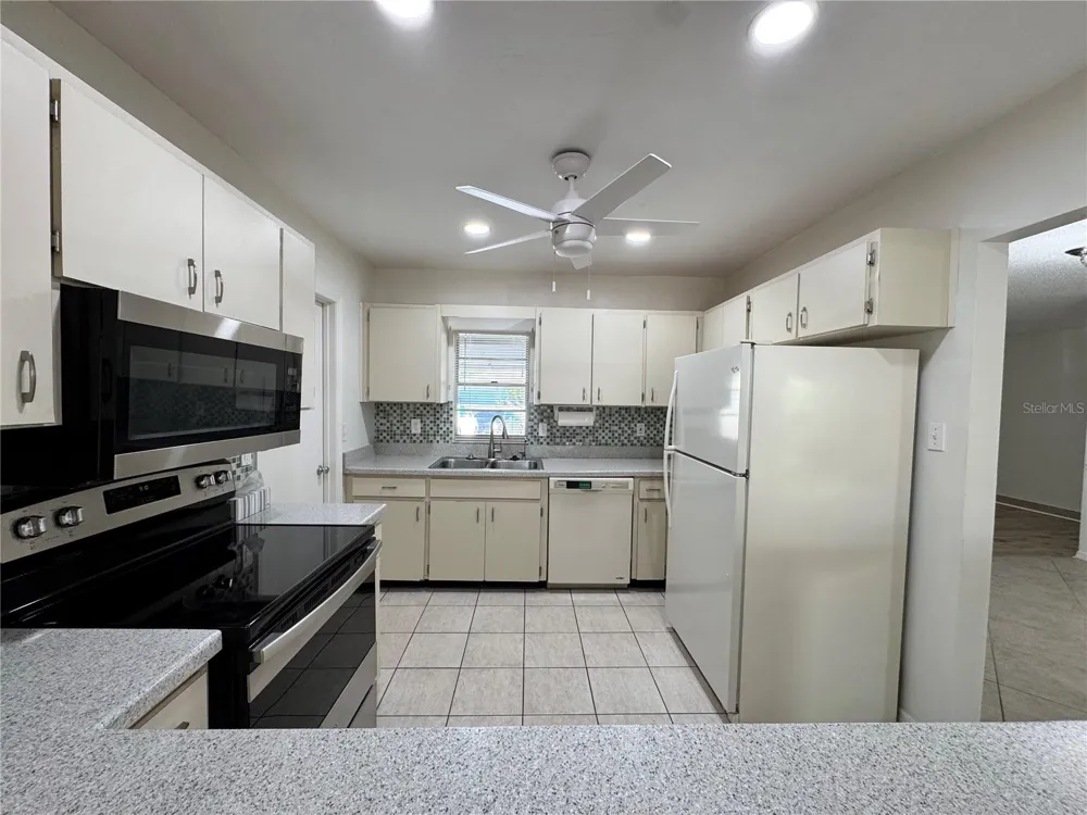 1008 YELLOWBIRD PLACE Sun City Center, FL 33573