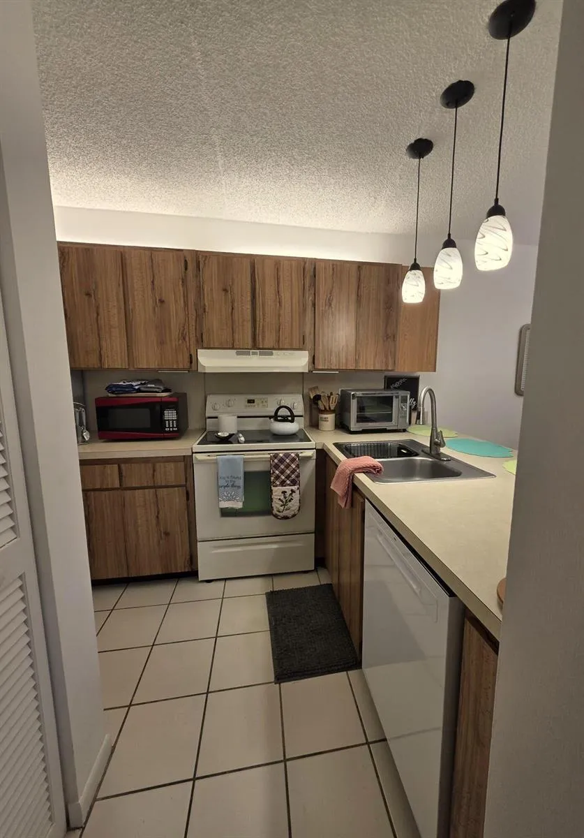 3402 Gardens E Drive #14A Palm Beach Gardens, FL 33410
