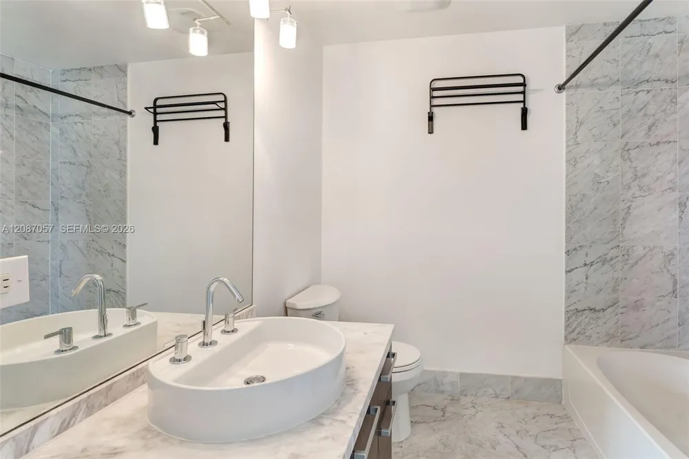 253 NE 2nd St #630 Miami, FL 33132