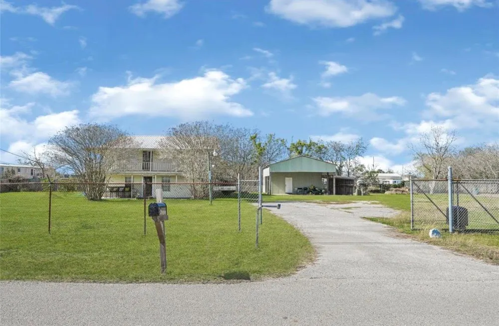 610 12th Street Dickinson, TX 77539