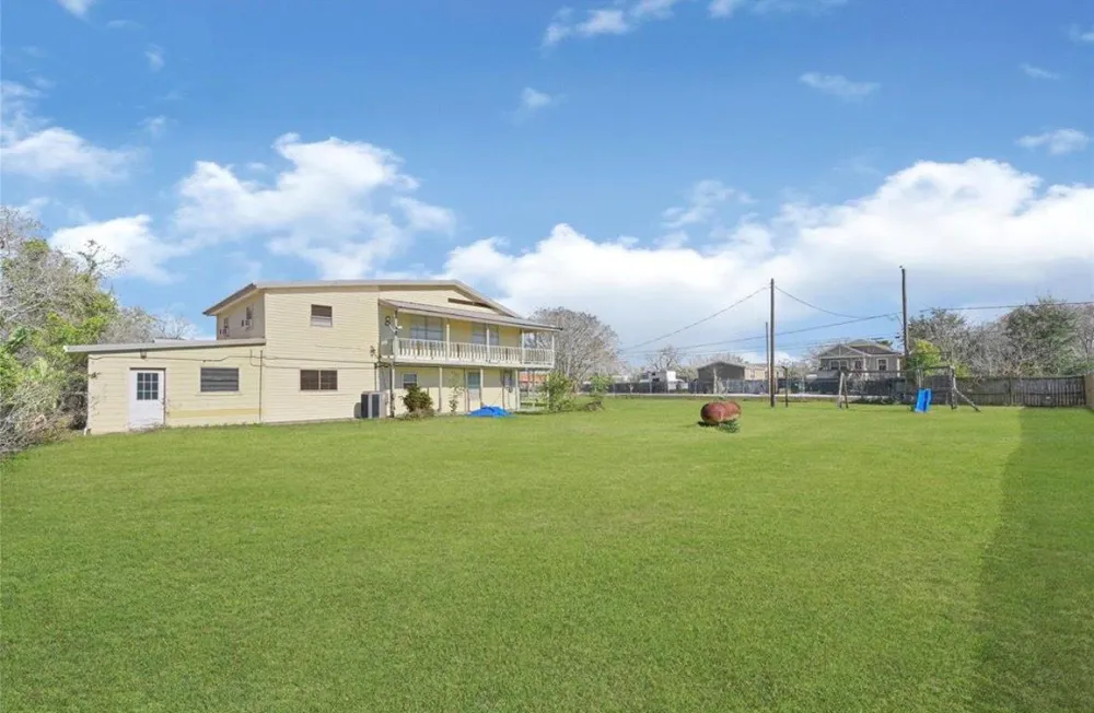 610 12th Street Dickinson, TX 77539