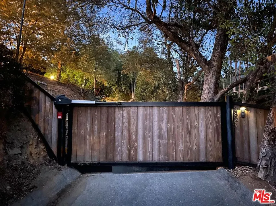 2828 Laurel Canyon Place Los Angeles, CA 90046