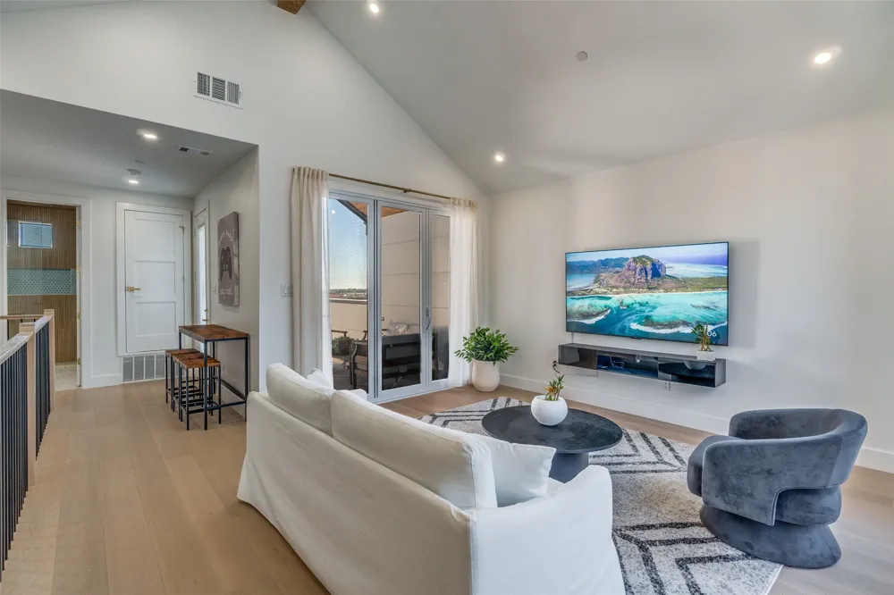 710 W 10th Street #101 Dallas, TX 75208