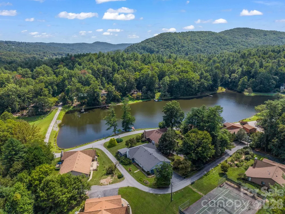 31 Willow Way Hendersonville, NC 28739