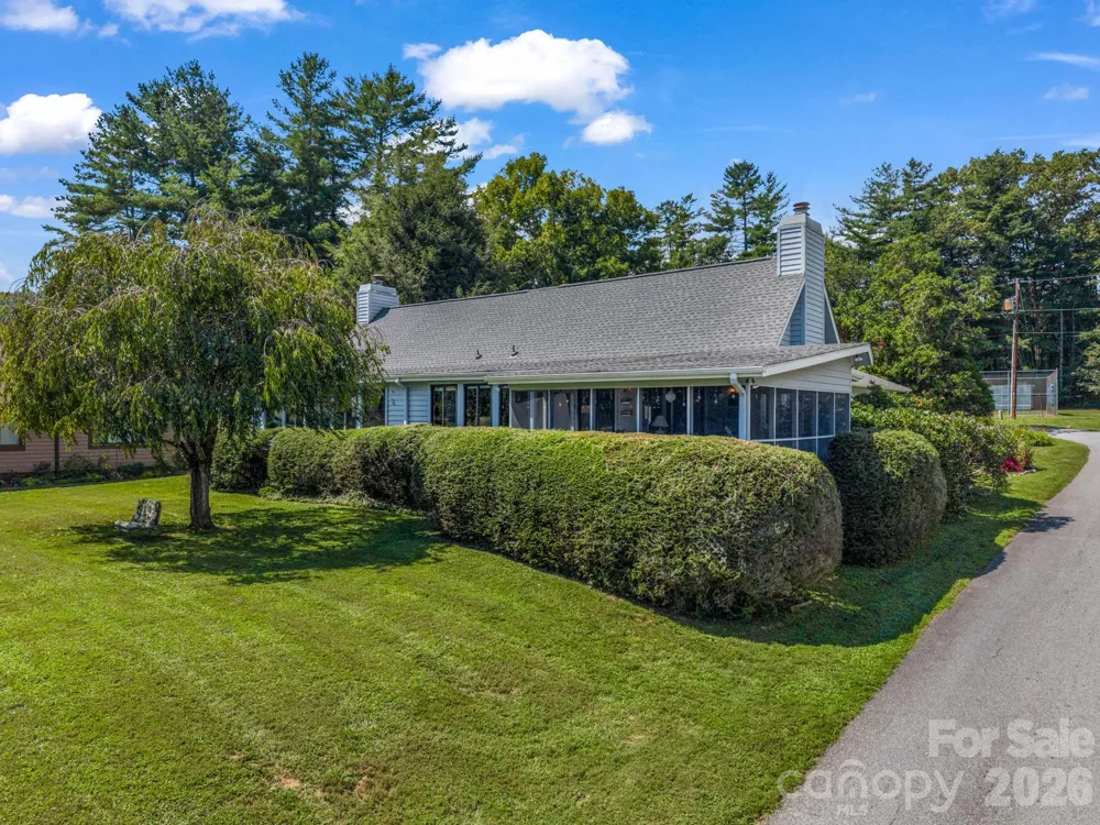 31 Willow Way Hendersonville, NC 28739