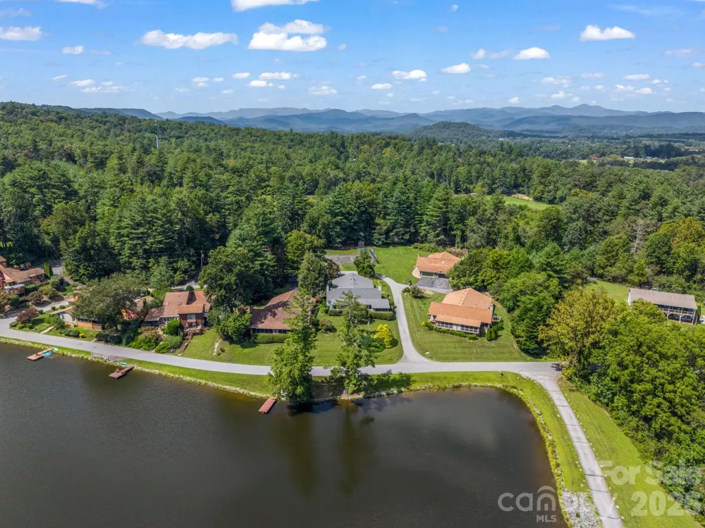 31 Willow Way Hendersonville, NC 28739