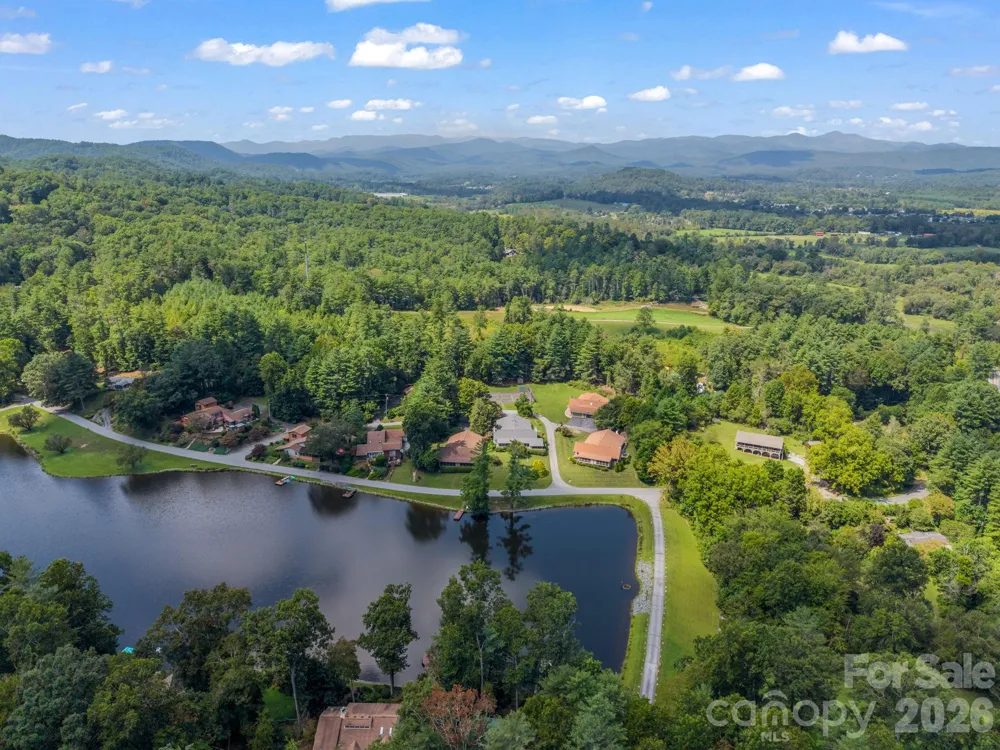 31 Willow Way Hendersonville, NC 28739