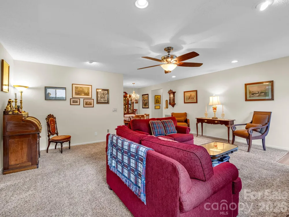 31 Willow Way Hendersonville, NC 28739