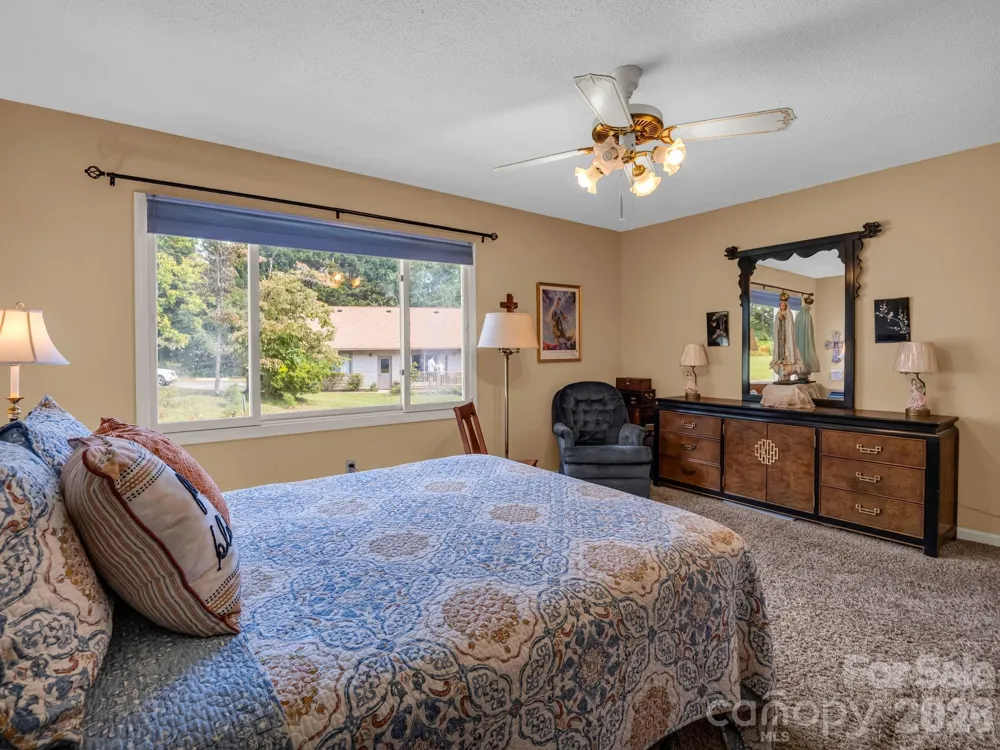 31 Willow Way Hendersonville, NC 28739