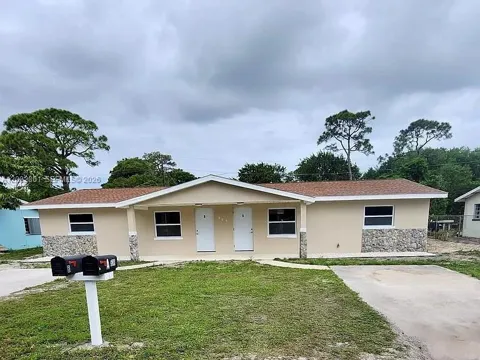 806 Lake Dr