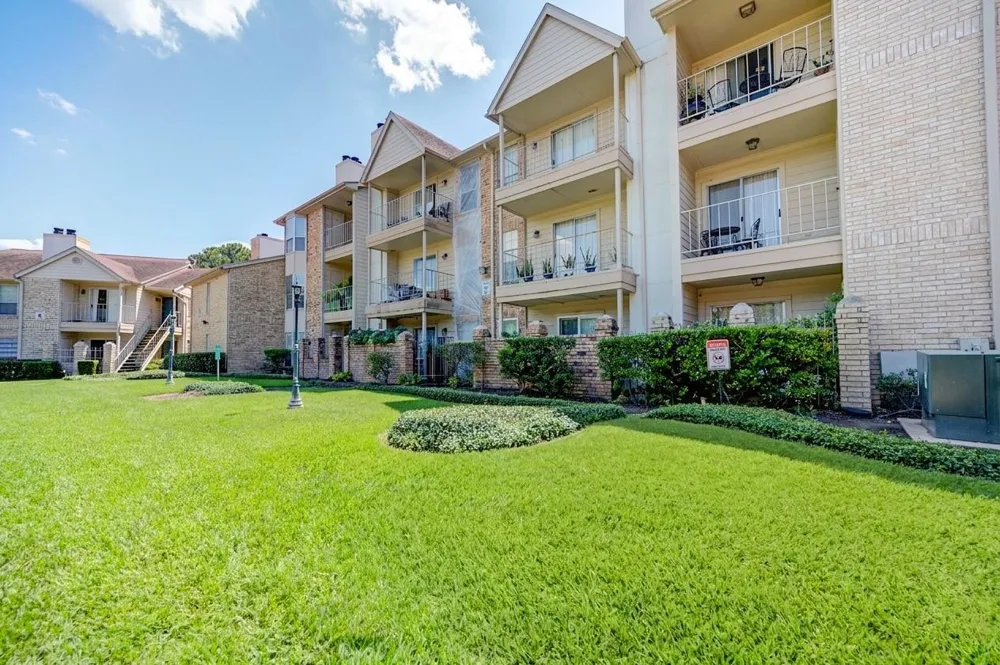 12550 Whittington Drive #305 Houston, TX 77077