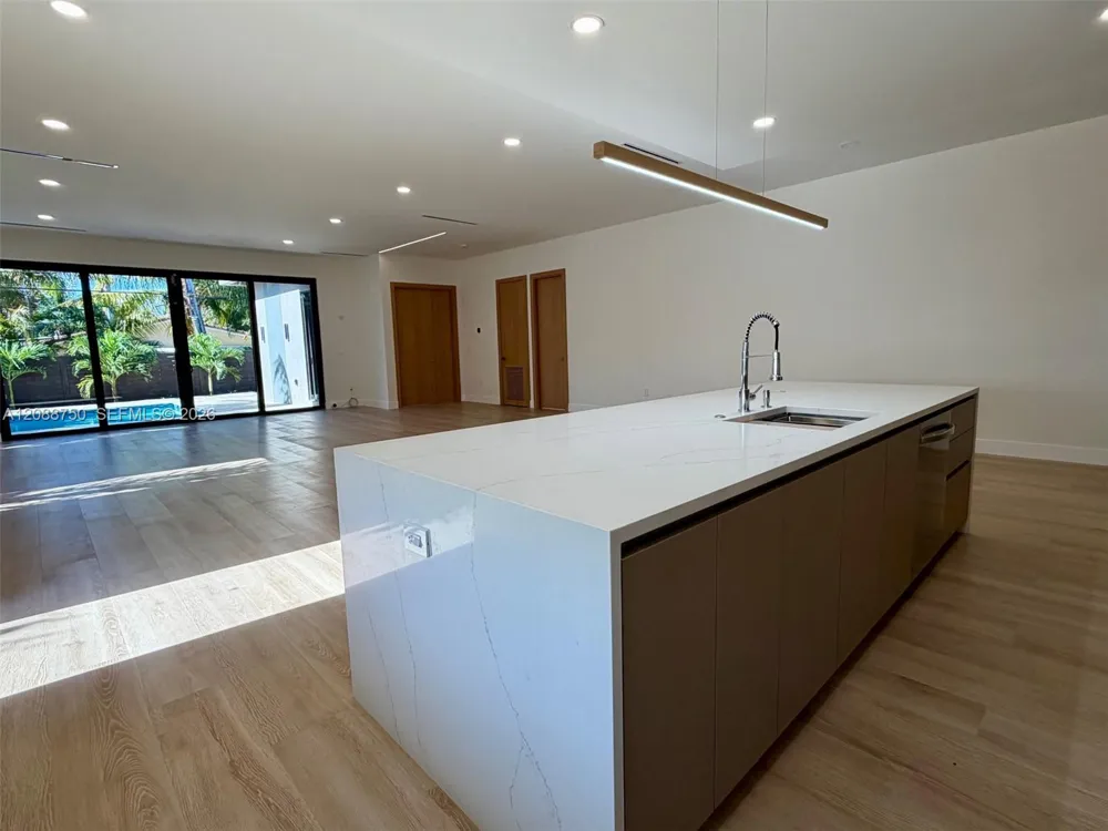 1724 NE 16th Ave Fort Lauderdale, FL 33305