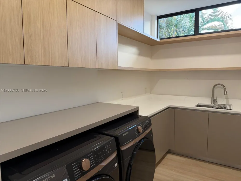 1724 NE 16th Ave Fort Lauderdale, FL 33305