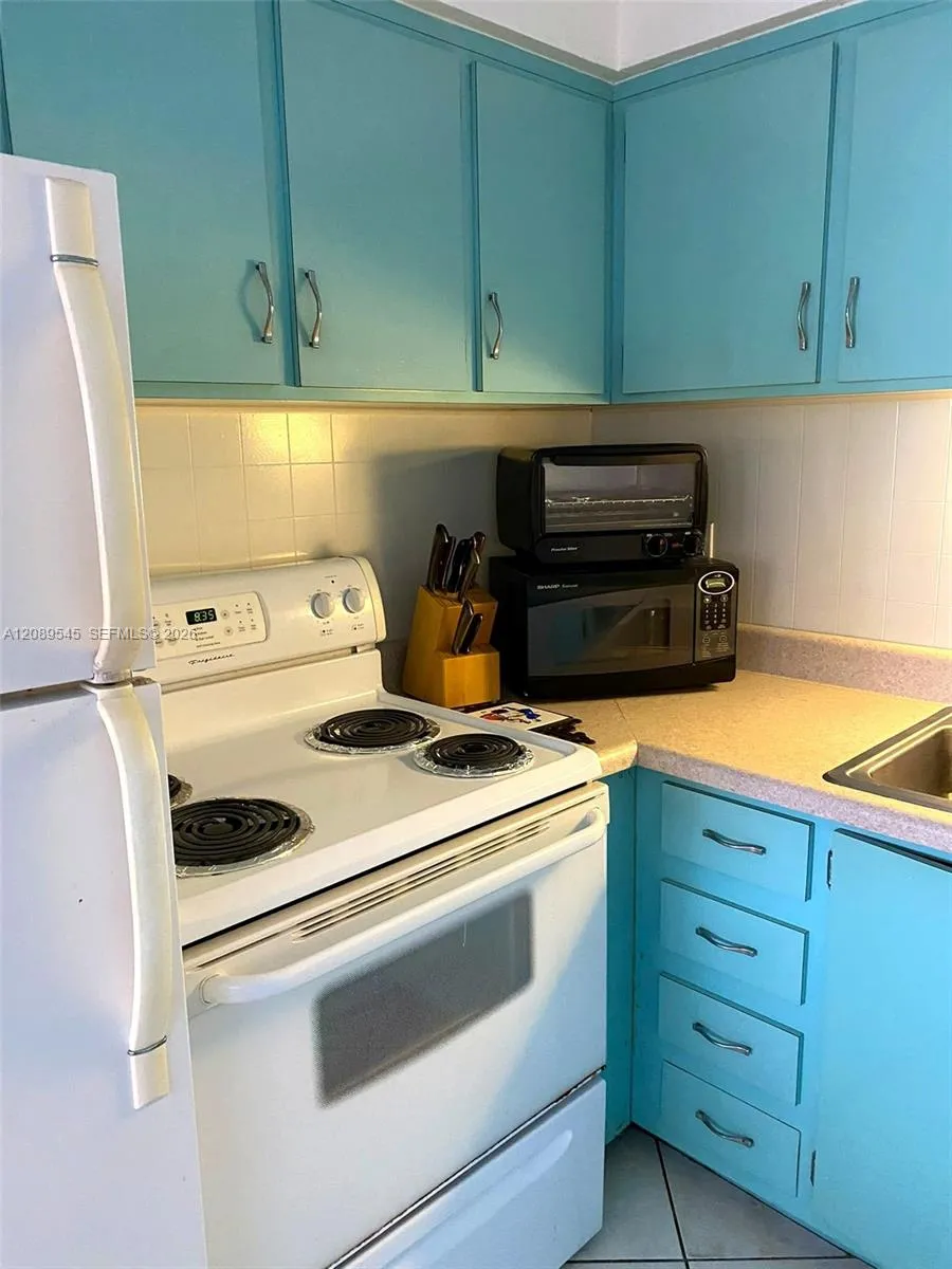 1000 SW 11 Ave #20E Hallandale Beach, FL 33009