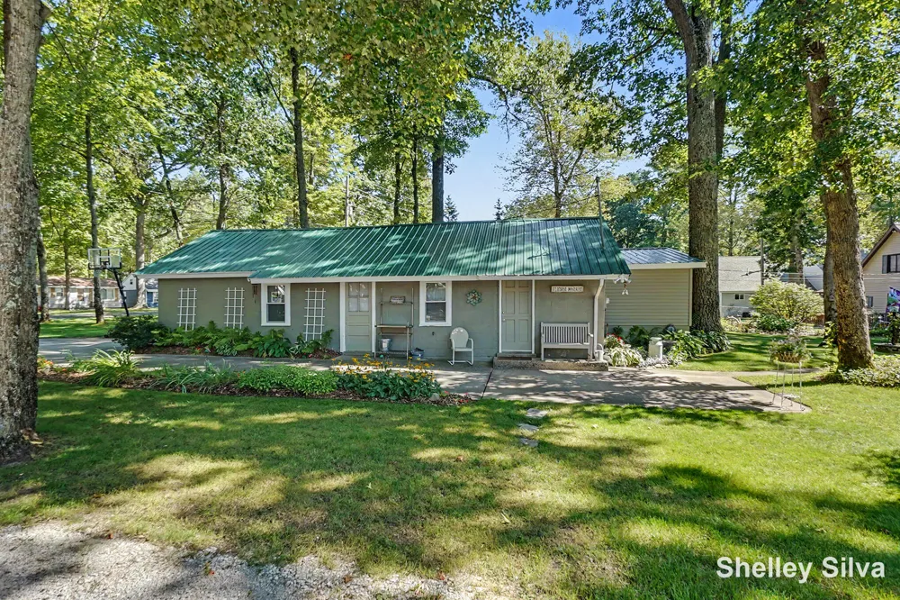3220 Wolf Lake Drive Peacock Township, MI 49304