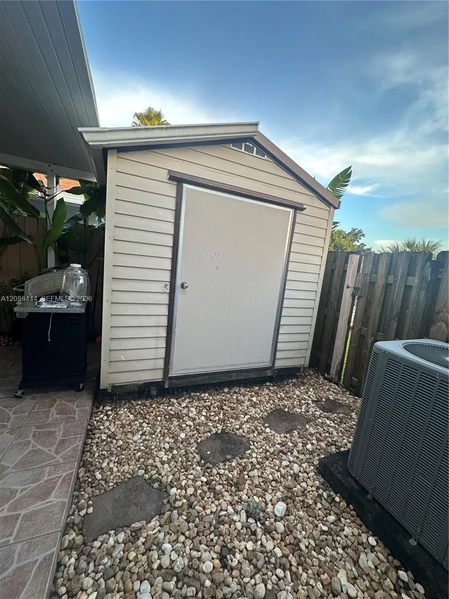 17223 NW 74th Ct Hialeah, FL 33015