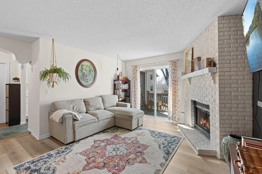 3861 Gold Point #B Eagan, MN 55122