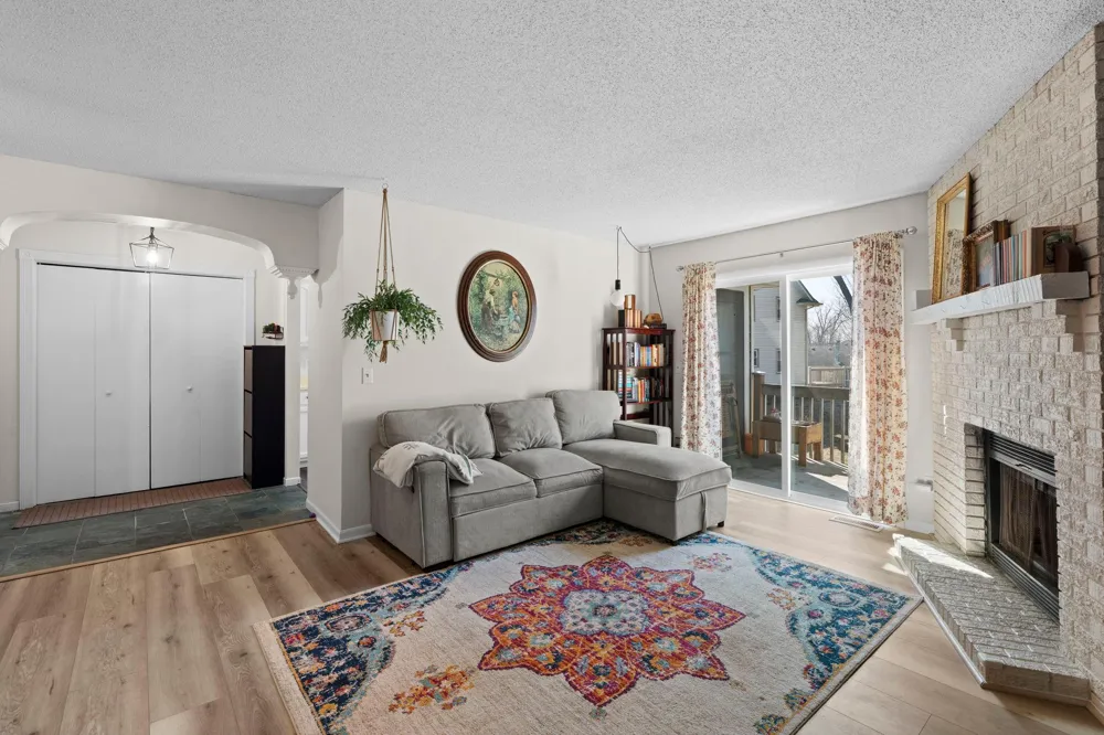 3861 Gold Point #B Eagan, MN 55122