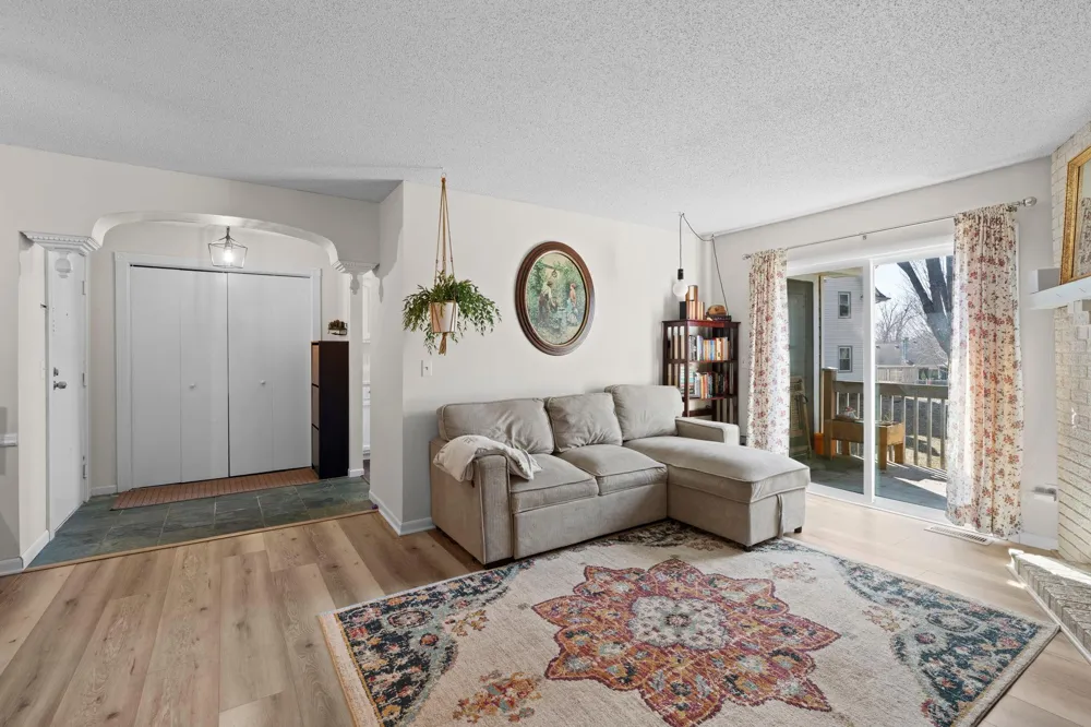 3861 Gold Point #B Eagan, MN 55122