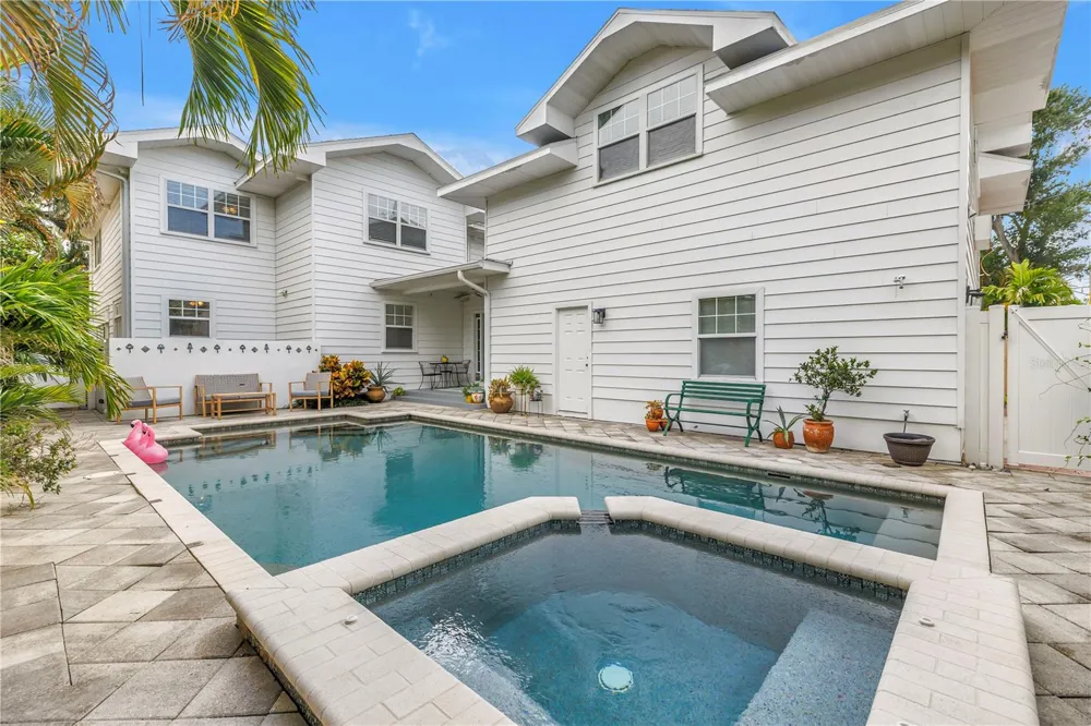 445 18TH AVENUE NE St Petersburg, FL 33704
