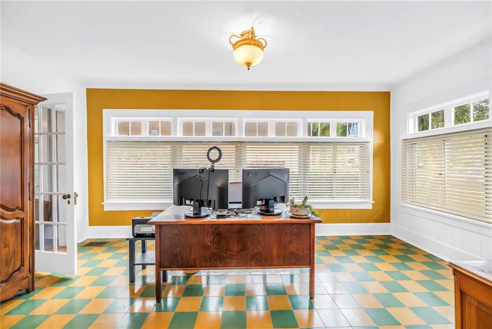 445 18TH AVENUE NE St Petersburg, FL 33704