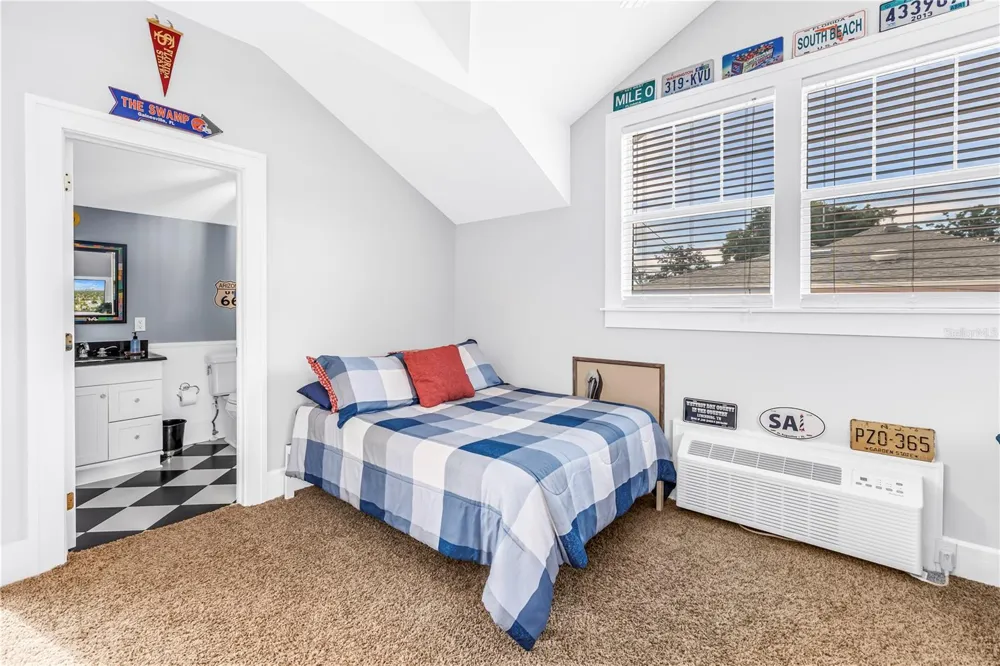 445 18TH AVENUE NE St Petersburg, FL 33704