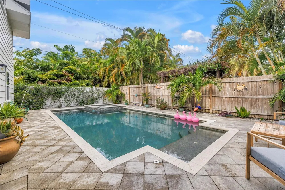 445 18TH AVENUE NE St Petersburg, FL 33704