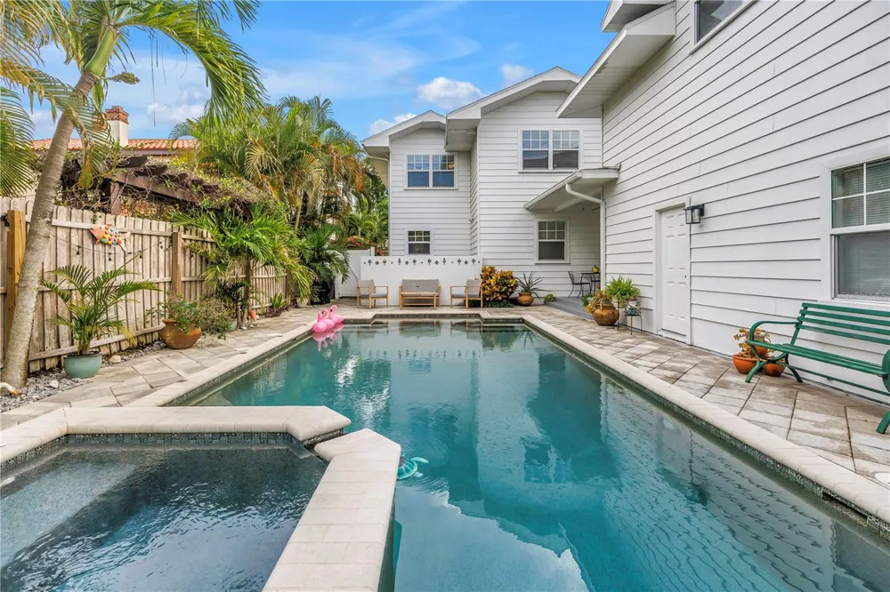 445 18TH AVENUE NE St Petersburg, FL 33704