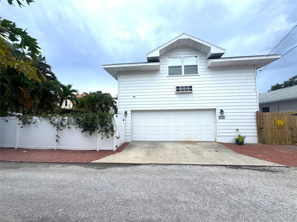 445 18TH AVENUE NE St Petersburg, FL 33704