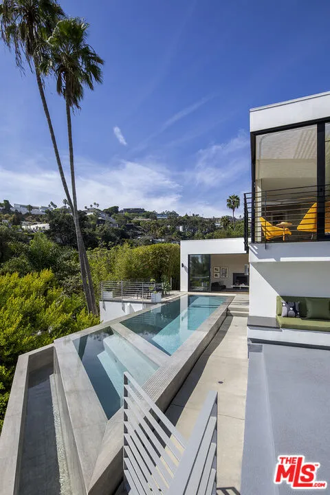 1517 Oriole Lane Los Angeles, CA 90069