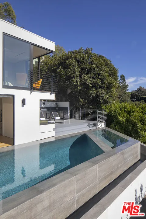 1517 Oriole Lane Los Angeles, CA 90069
