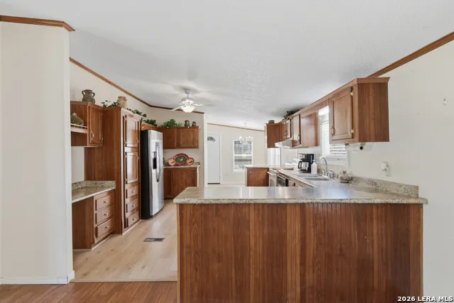 205 Creekview Dr Floresville, TX 78114