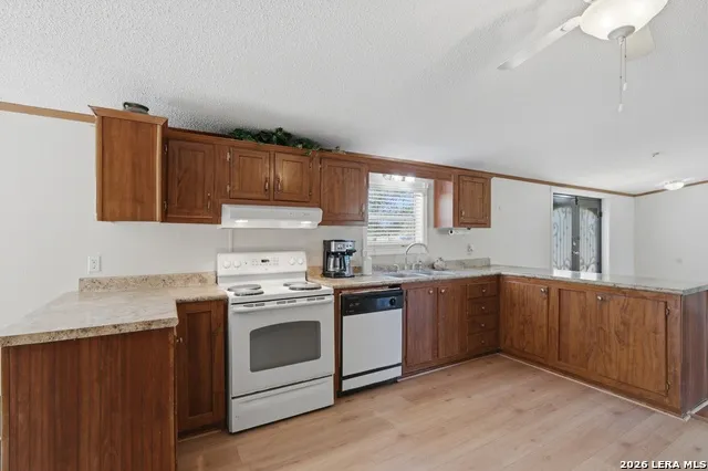 205 Creekview Dr Floresville, TX 78114