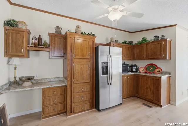 205 Creekview Dr Floresville, TX 78114