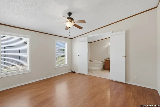 205 Creekview Dr Floresville, TX 78114