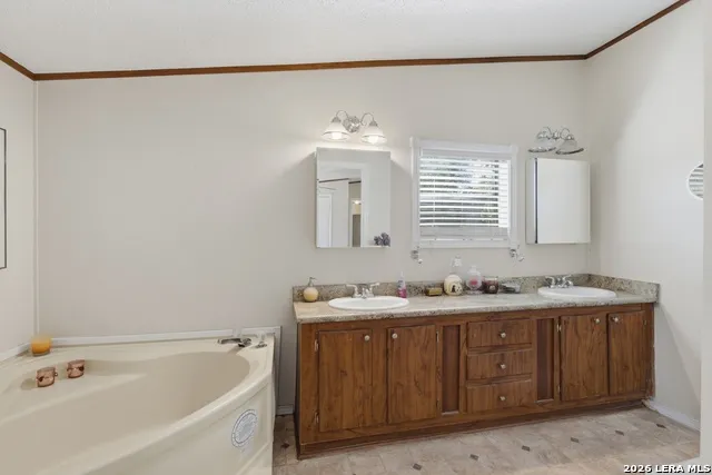 205 Creekview Dr Floresville, TX 78114