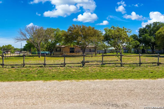 205 Creekview Dr Floresville, TX 78114