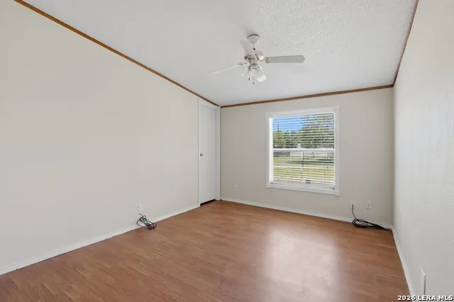 205 Creekview Dr Floresville, TX 78114