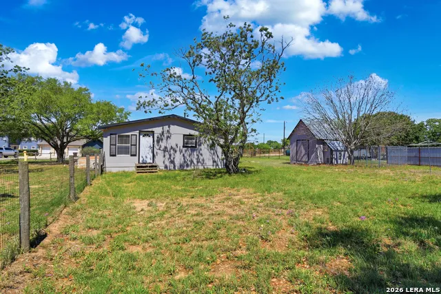 205 Creekview Dr Floresville, TX 78114