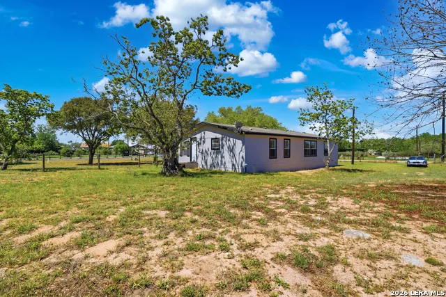 205 Creekview Dr Floresville, TX 78114