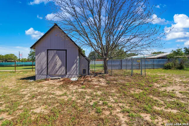 205 Creekview Dr Floresville, TX 78114