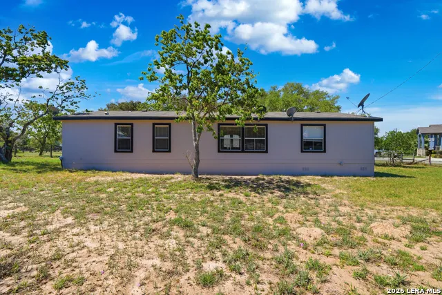 205 Creekview Dr Floresville, TX 78114