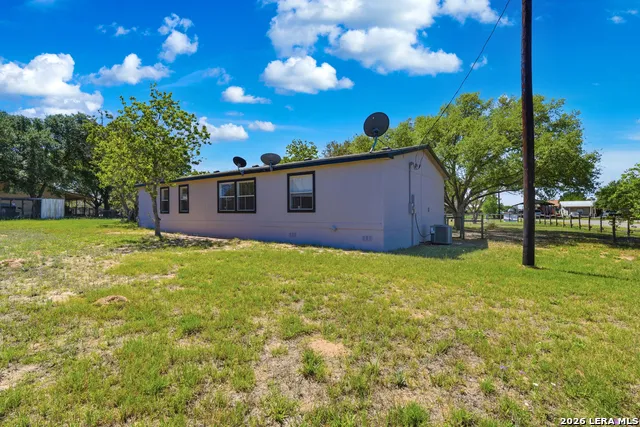 205 Creekview Dr Floresville, TX 78114