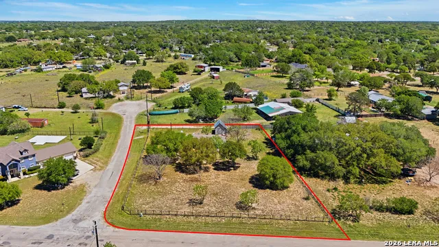 205 Creekview Dr Floresville, TX 78114