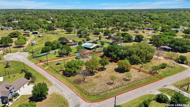 205 Creekview Dr Floresville, TX 78114
