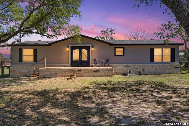 205 Creekview Dr Floresville, TX 78114
