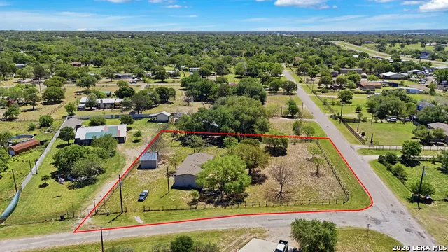205 Creekview Dr Floresville, TX 78114